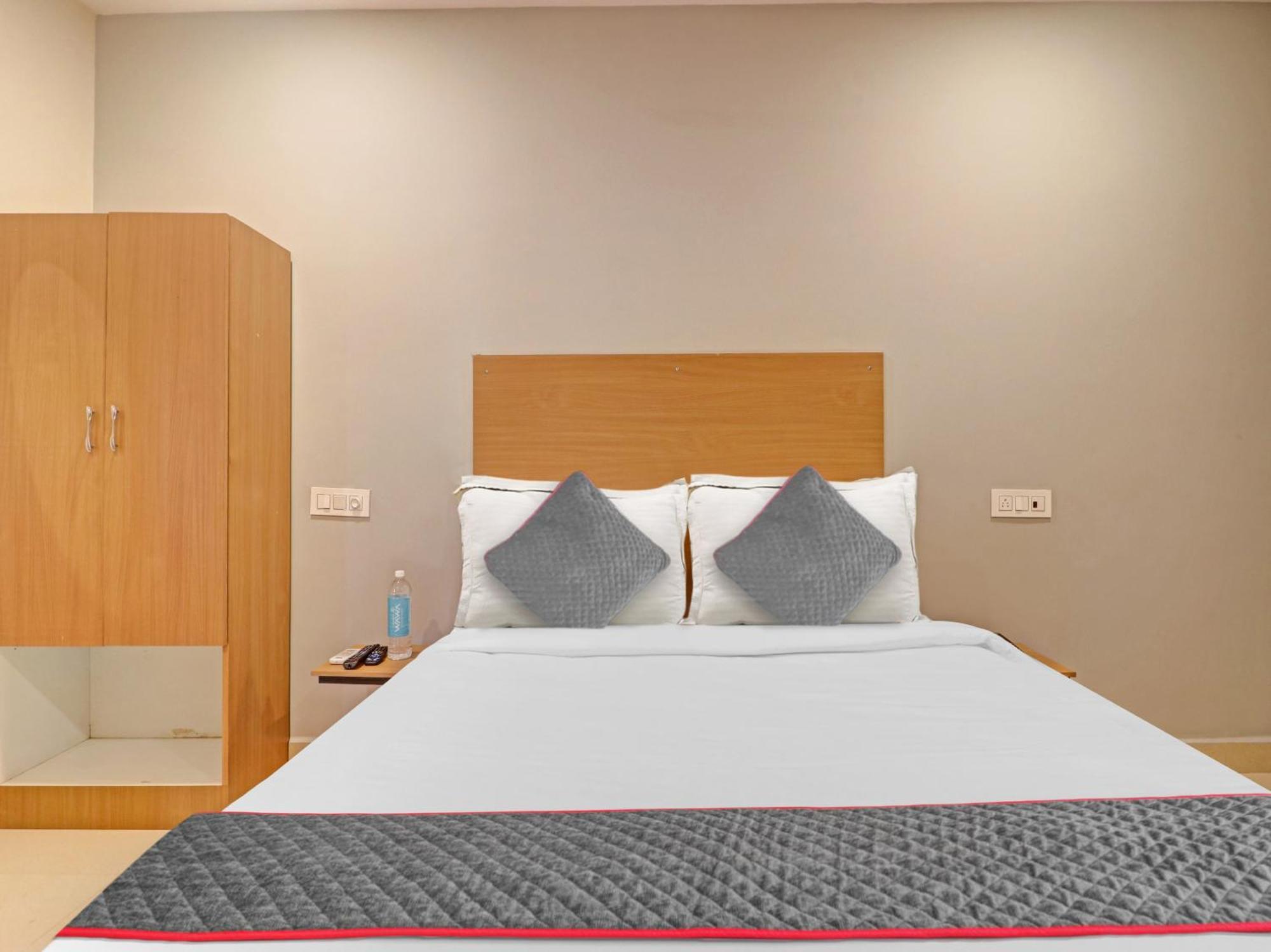 Hotel Super Townhouse White Ridge Kphb Opp Jntu 4*