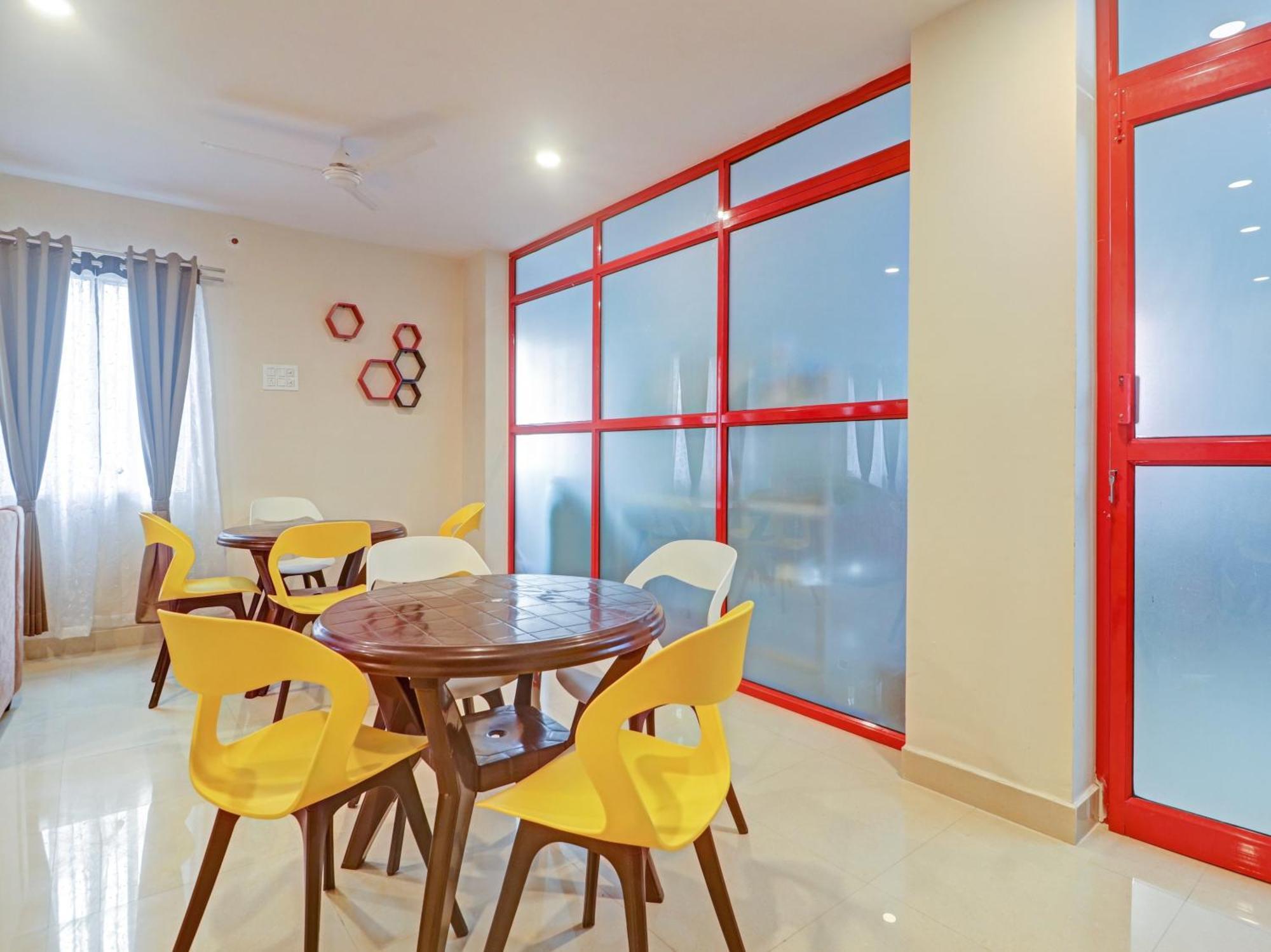 Super Townhouse White Ridge Kphb Opp Jntu Hotel 4*